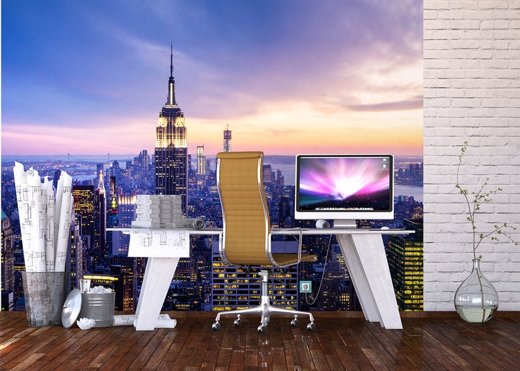 Büro mit Schreibtisch, Bürostuhl, Computer und Blick auf die Skyline von New York
