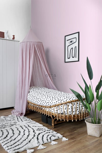 Kinderzimmer mit Bett, Baldachin, Teppich und Zimmerpflanze