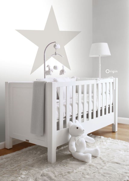 Babyzimmer mit Gitterbett, Mobile und Teppich