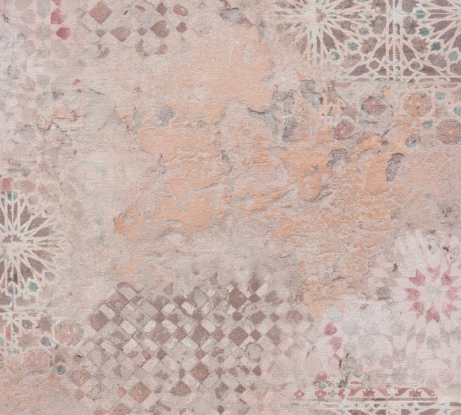 Wohnzimmer mit Mustertapete, Kommode, Zimmerpflanze und Dekorationsgegenständen.