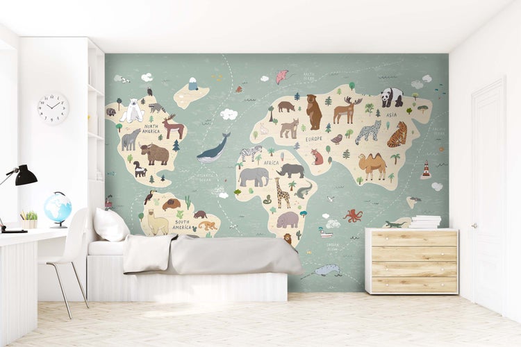 Kinderzimmer mit Weltkarte-Tapete, Bett und Kommode