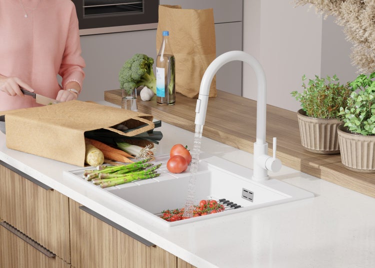 Szene einer hellen Küche mit Spüle, Armatur und frischem Gemüse