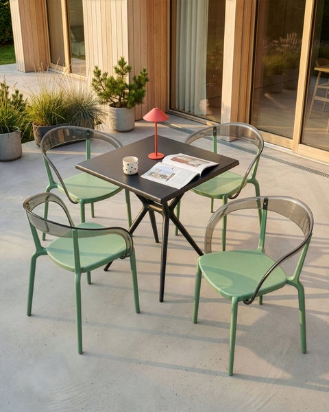 Gartensitzgruppe mit Tisch, Lampe, Tasse und Magazin im Freien