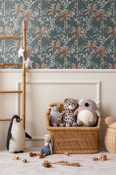 Zwölf bruchfeste, goldfarbene Weihnachtskugeln mit unterschiedlichen Oberflächen