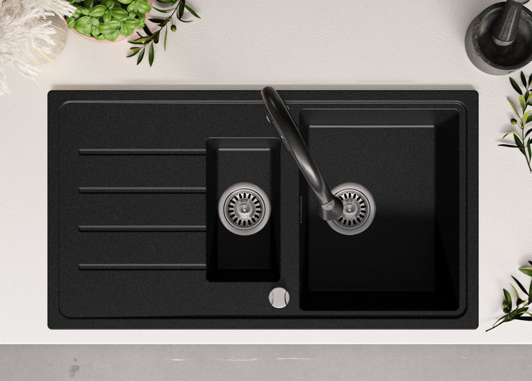 Spüle mit Abtropffläche und Wasserhahn