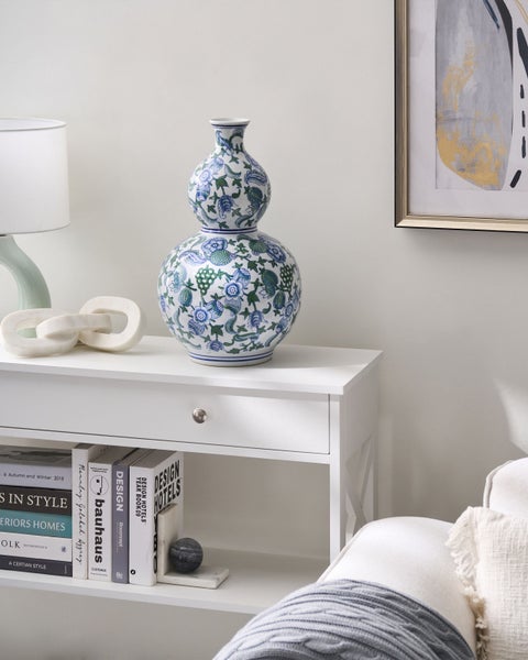 Dekorative Blumenvase auf einem weißen Konsolentisch mit Schublade