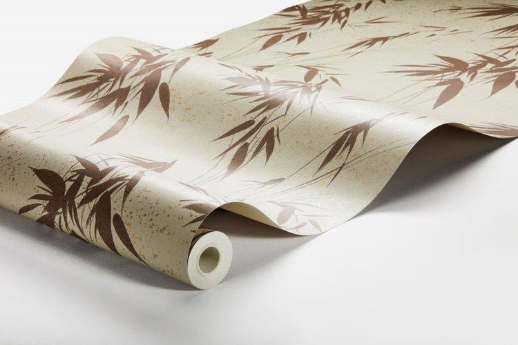 Dekoratives Interieur mit Bambusmuster-Tapete, Holzstuhl und Blumenvase auf einem Beistelltisch.