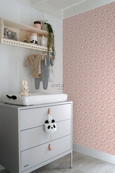Helles Kinderzimmer mit Wickelkommode, Regal und gemusterter Tapete
