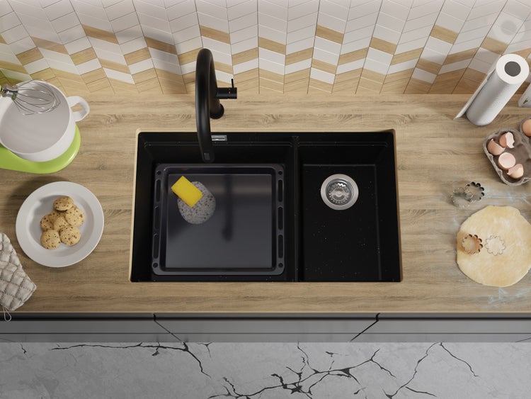 Küchenszene mit Spüle, Küchenutensilien und Zutaten zum Backen auf einer Arbeitsplatte.