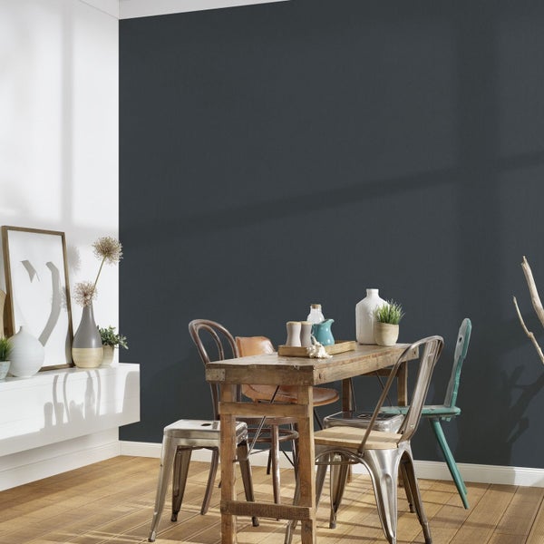 Zimmer mit Sofa, Kissen, Decke, Nachttisch und London-Bild