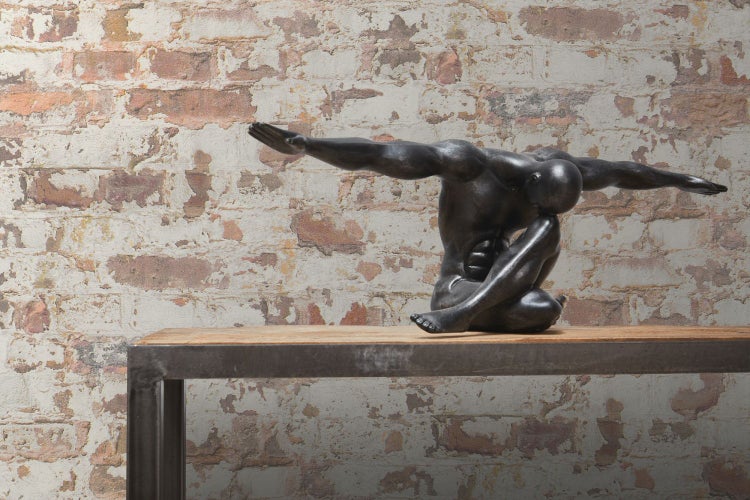 Dekorative Steinwandtapete als Hintergrund für Tisch mit Dekoration