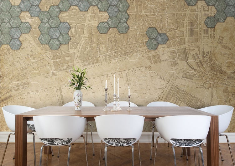 Esstisch mit Stühlen vor einer Wandtapete mit Stadtplanmuster und sechseckigen Mustern