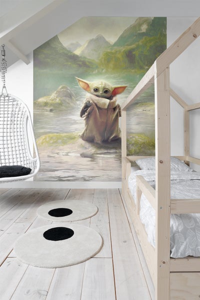 Kinderzimmer mit Wandbild, Hängekorbsessel, Holzbett und runden Teppichen