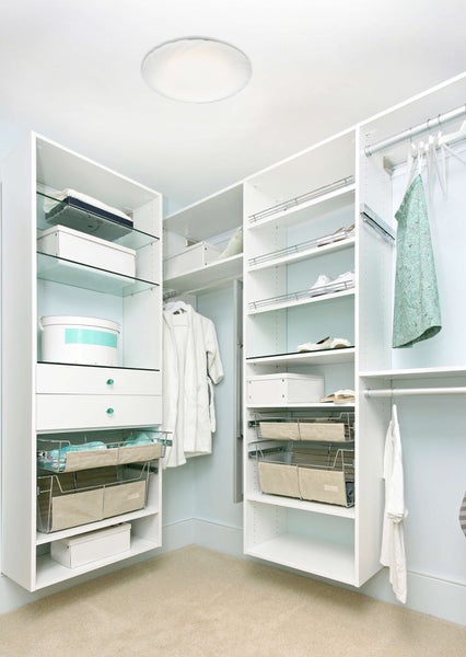 Begehbarer Kleiderschrank mit Regalen, Schubladen und Kleiderstangen für die Aufbewahrung von Kleidung und Accessoires.