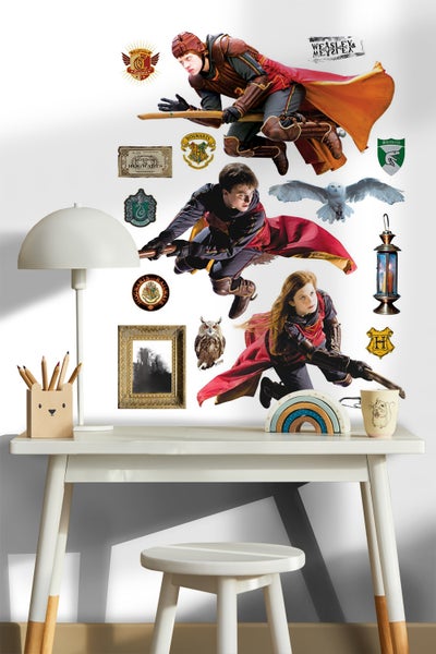 Dekoratives Harry Potter Wandtattoo mit Quidditch Motiven auf einer weißen Wand über einem Kinderschreibtisch
