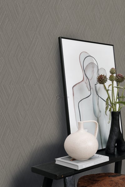 Raumansicht mit gemusterter Tapete und dekorativen Elementen auf einem Tisch