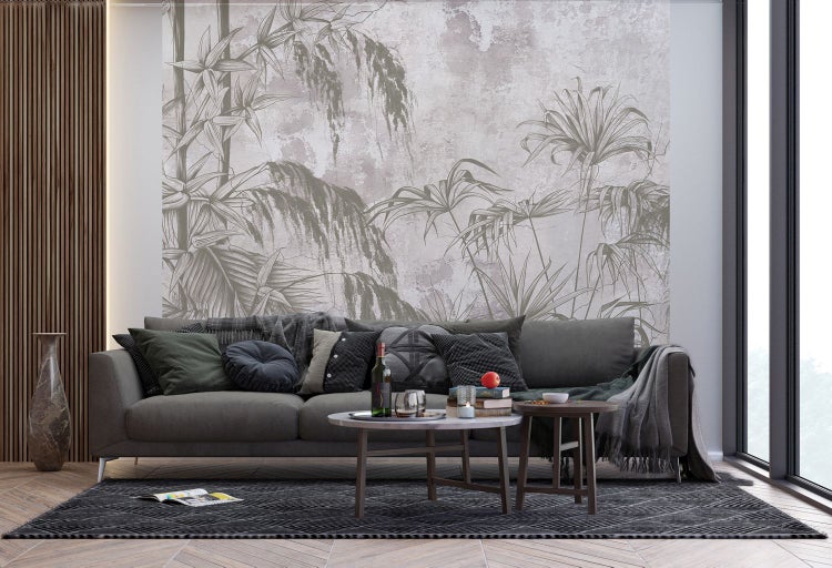 Wohnzimmer mit Sofa, Couchtisch und Wandtapete mit Pflanzenmuster