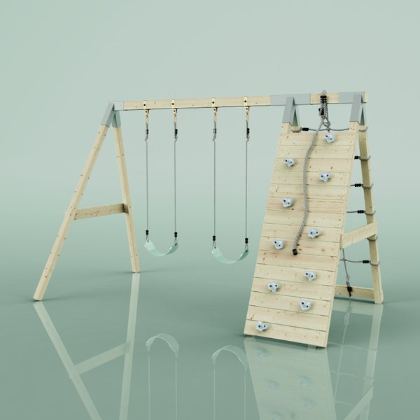 Kinderspielgerät aus Holz mit zwei Schaukeln, einer Kletterwand mit Griffen und Seil sowie einer Strickleiter.