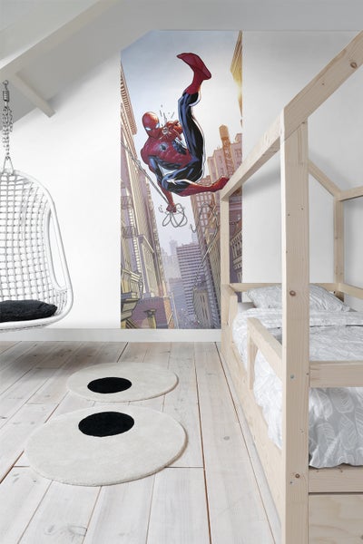 Kinderzimmer mit Hängekorbsessel, Holzbett und Fototapete mit Spider-Man Motiv