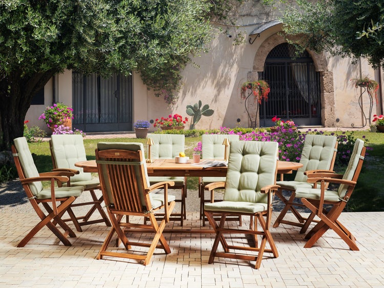 Gartenmöbelset mit Esstisch und Stühlen auf einer Terrasse