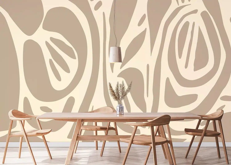 Moderne Phototapete mit großflächigem, abstraktem Muster aus organischen Formen in einem hellen Esszimmer mit Holztisch und Stühlen.