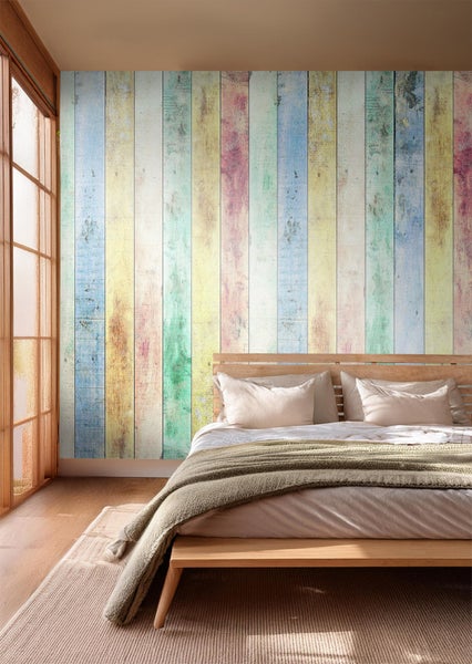 Wandbild mit Holzplankenoptik hinter einem Bett