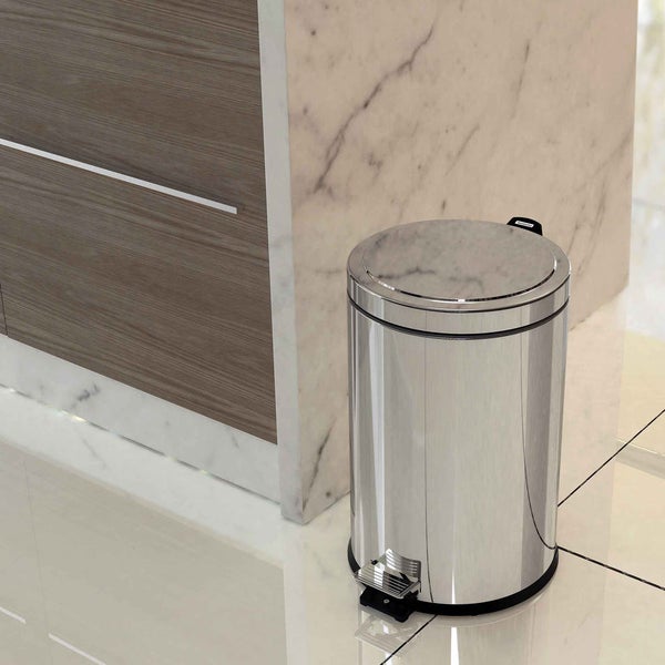 Treteimer aus Metall im Badezimmer