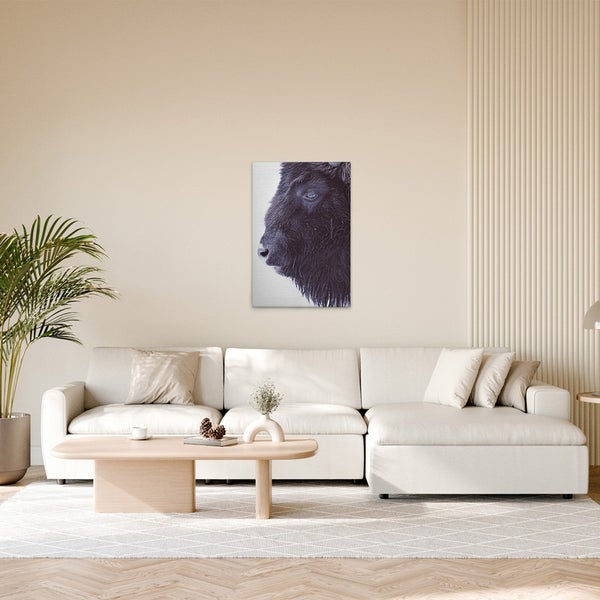 Wohnzimmer mit Sofa, Tisch und einem Wandbild, das einen Büffel zeigt