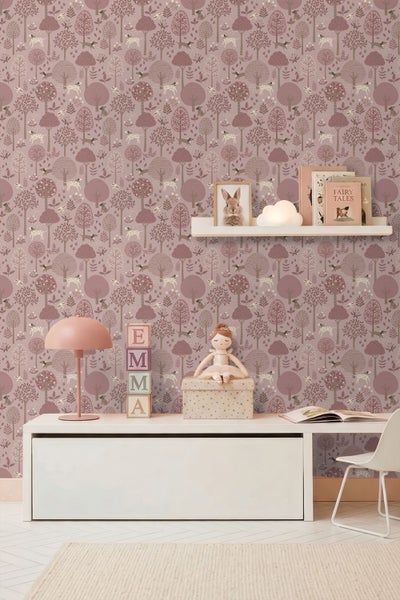 Vliestapete mit Fischgrätenmuster in verschiedenen Farben hinter einem weißen Sideboard mit Aufbewahrungsboxen und einem Deko-Kissen.
