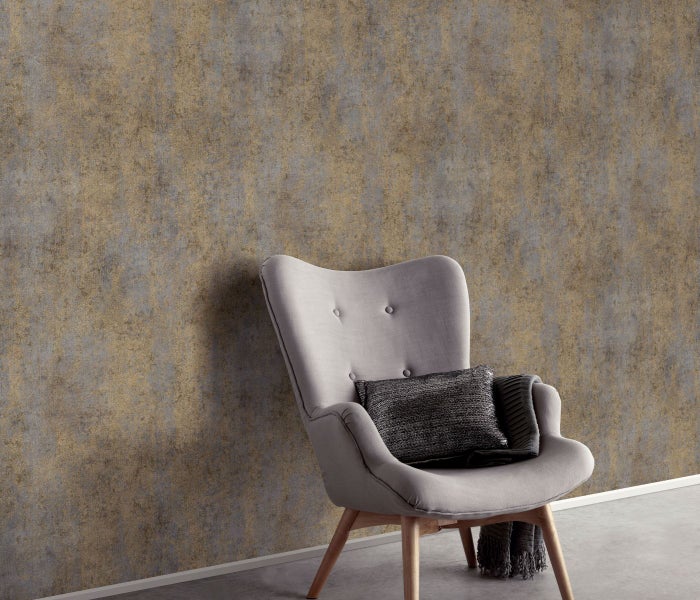 Campingstuhl mit Getränkehalter und Pfeilen, die die korrekte Platzierung einer Flasche verdeutlichen