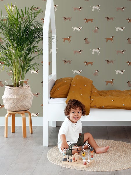 Detailaufnahme eines Sonnensegels, befestigt an einer Holzkonstruktion