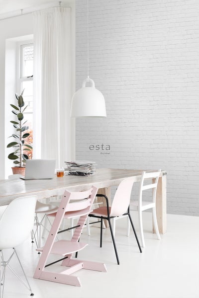 Heller Raum mit Esstisch, Stühlen und Ziegelmuster-Tapete