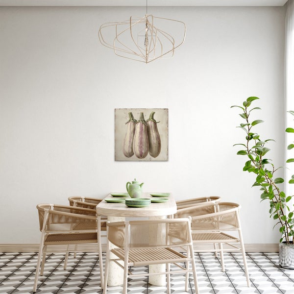 Esszimmer mit Esstisch, Stühlen, Zimmerpflanze, Lampe und Wandbild mit Auberginenmotiv