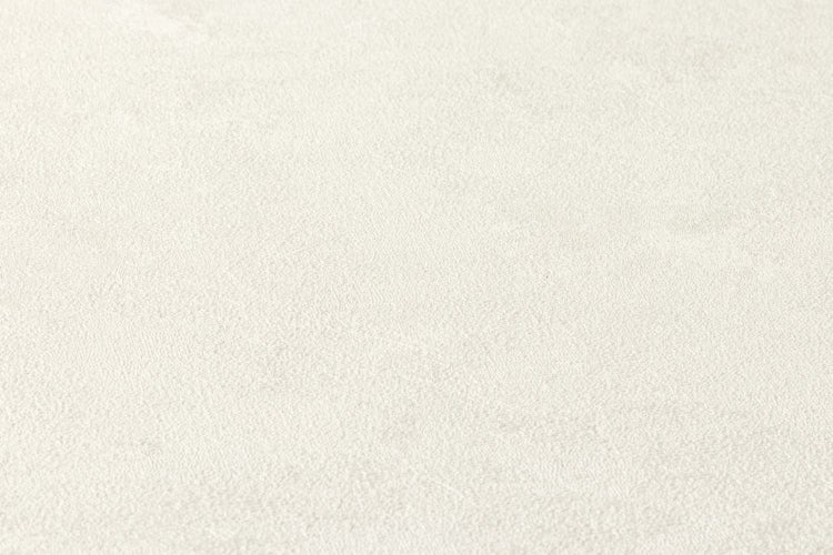 Helle, strukturierte Wand mit Stuhl und Aufbewahrungsboxen