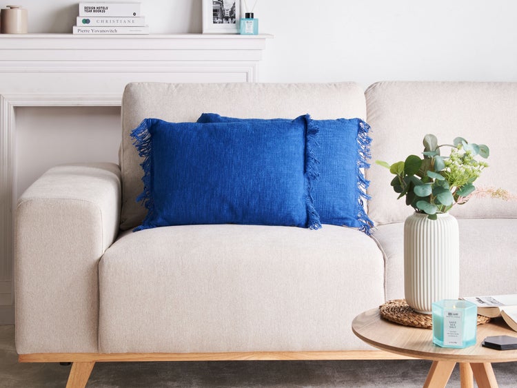 Zwei blaue Zierkissen mit Fransen