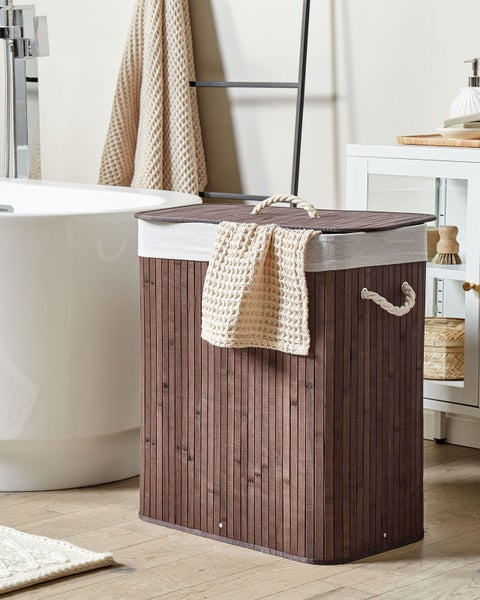 Rechteckiger Wäschekorb aus dunkelbraunem Bambus mit Deckel, Seilgriffen und weißem Stoffeinsatz.