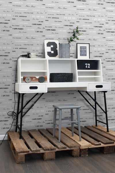 Dekorative Szene mit Schreibtisch, Hocker und Accessoires auf Paletten präsentiert