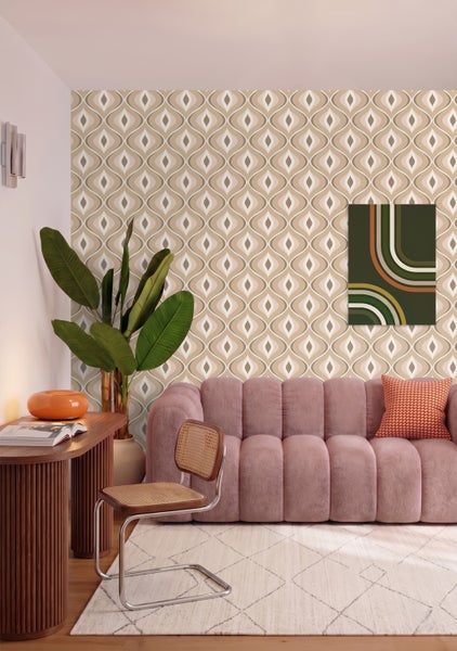 Modernes Wohnzimmer im Retro-Stil mit Tapete mit geometrischem Rautenmuster, Samtsofa, Stuhl mit Wiener Geflecht und großer Zimmerpflanze.
