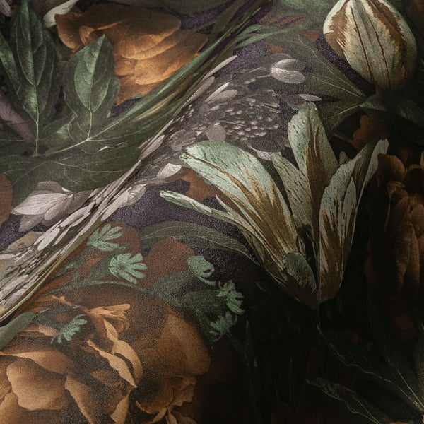 Hund liegt in einem blauen Hundebett mit Holzfüßen