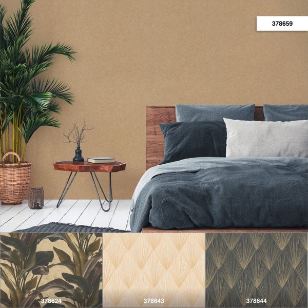 Zimmer mit Bett, Nachttisch, Zimmerpflanze und Mustertapeten