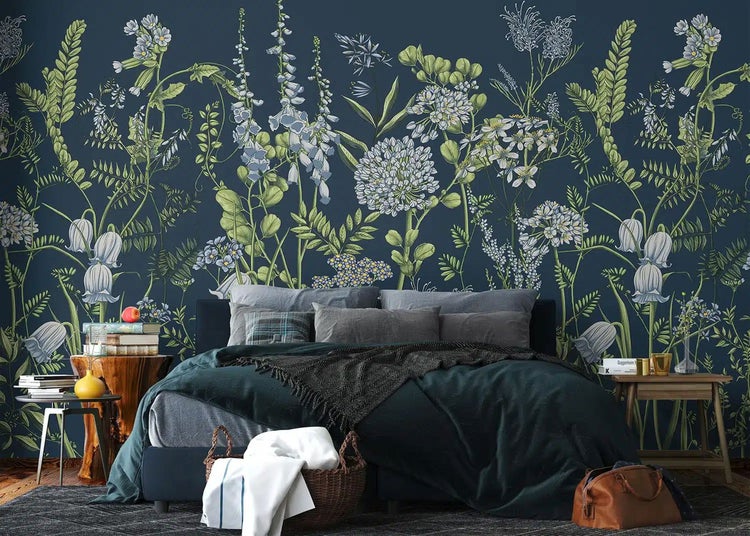 Bordüre mit handgezeichnetem Blumenmuster aus Mohn und Wiesenblumen in Schwarz-Weiß.