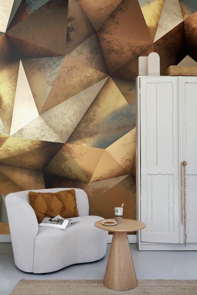 Wohnzimmer mit Sessel, Beistelltisch und Tapete mit geometrischem Design