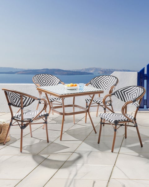 Dekoratives Arrangement mit Kommode, Lampe, Hirsch Wanddekoration, Holzdekoration, Vase und Büchern