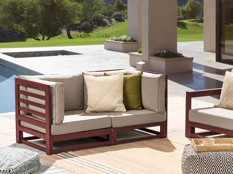 Terrassenbereich mit modularem Lounge-Set aus Holz mit Kissen