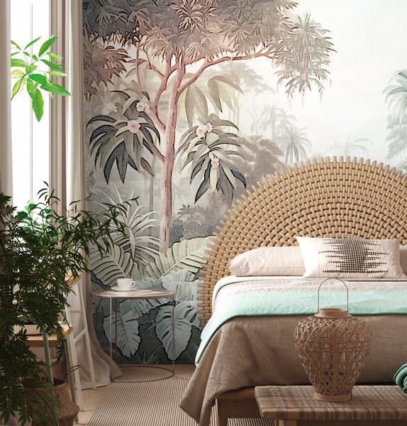 Fototapete mit tropischem Dschungelmotiv in einem hellen Schlafzimmer mit Bett aus Rattan und Zimmerpflanzen.