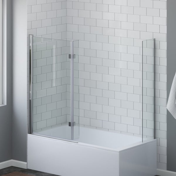 Zweiteiliger Badewannenaufsatz aus Sicherheitsglas mit Profilen in moderner Optik vor einer weiß gefliesten Wand montiert.