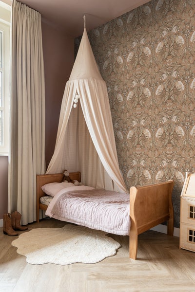 Schlafzimmer mit Bett, Nachttisch und dekorativer Wandgestaltung