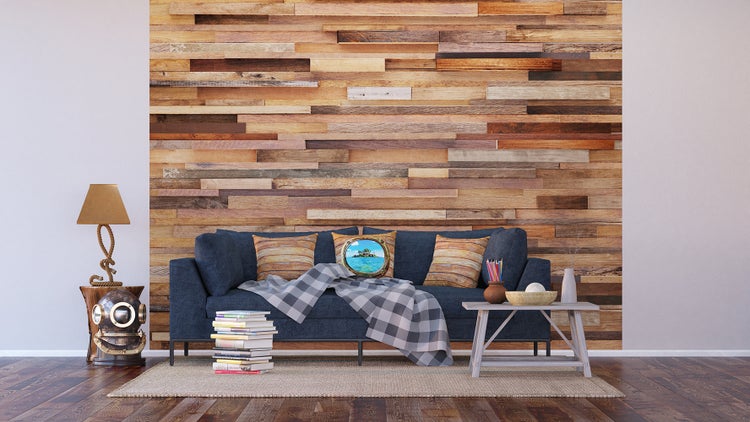 Wohnzimmer mit Holzpaneelwand, Sofa, Tisch und Dekoration