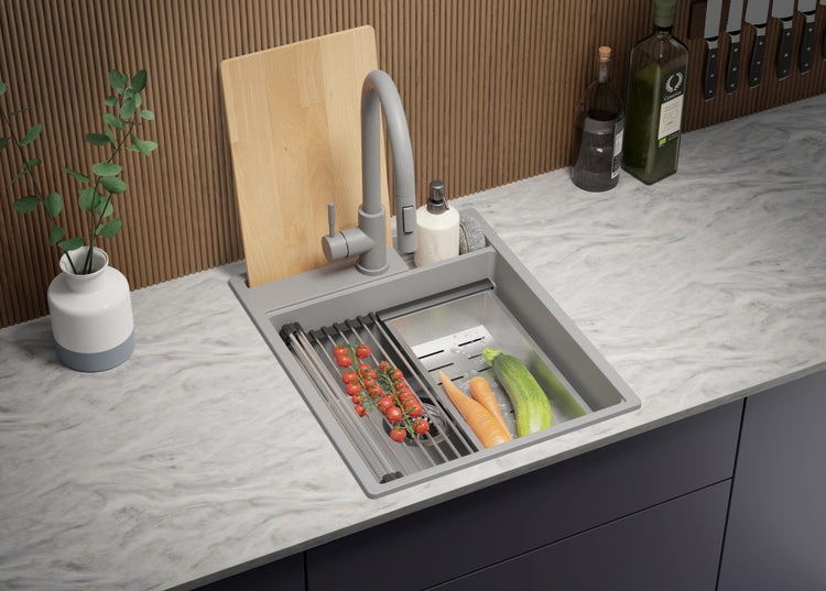 Küchenspüle mit Abtropfgestell, Armatur, Schneidebrett und Gemüse