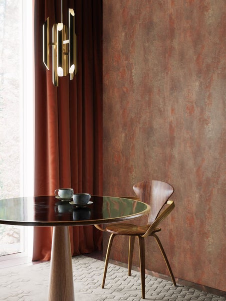 Esszimmer mit rundem Tisch, Holzstuhl, goldener Pendelleuchte und gemusterter Tapete